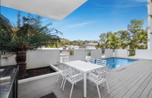 City Convenience in Modern Townsville Apartment