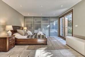 Skrivebord, strykejern/-brett, reiseseng for barn og wi-fi