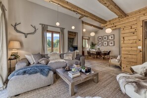 TV, bøker, kontorer og printere