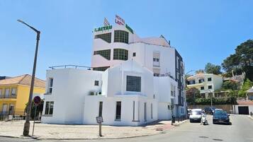 Un hotel bianco con una torre caratteristica e un cartello con su scritto 'HOTEL LAPA'.