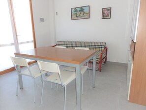 อพาร์ทเมนท์, 2 ห้องนอน, ระเบียง, วิวสวน | ห้องรับประทานอาหาร