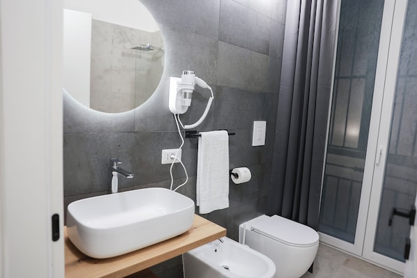 Dusche, Haartrockner, Bidet, Handtücher