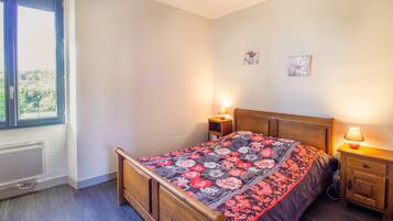 2 chambres, fer et planche Ă repasser