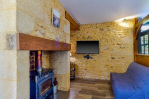 Una televisión, un reproductor de DVD, una mesa de tenis de mesa