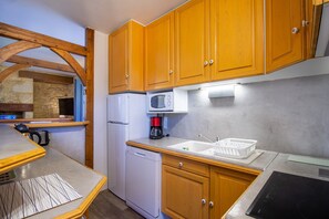 Frigorífico, microondas, horno y placa de cocina