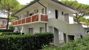A two-story building with a balcony, a staircase, and a flat roof. - Apartment in a Villa With Balcony (San Michele al Tagliamento)