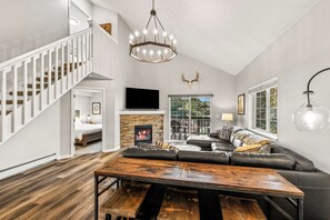 テレビ、暖炉、DVD プレーヤー