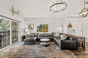 Televisie, een open haard en een dvd-speler