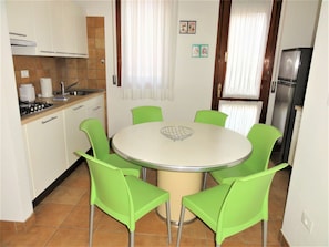 Vila, 2 quartos, varanda, vista para o jardim | Sala de jantar