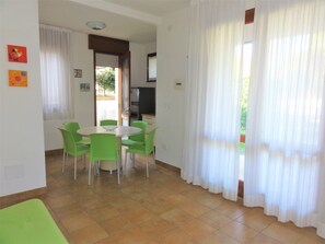 Villa, 2 Schlafzimmer, Terrasse, Gartenblick | Esszimmer
