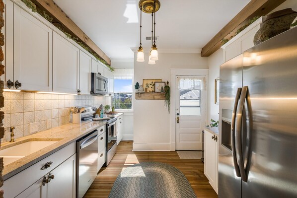 雪櫃、微波爐、焗爐、爐具