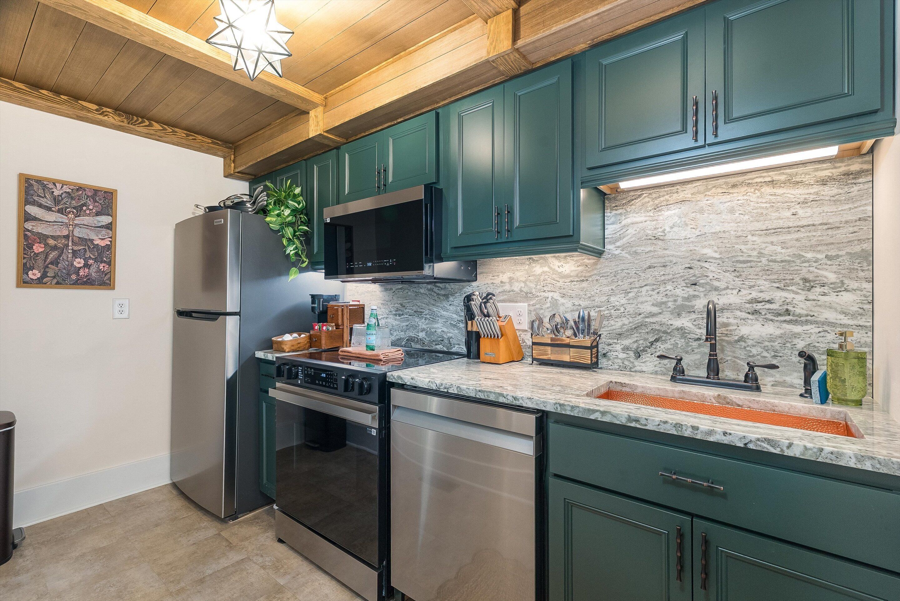 Refrigerador, microondas, horno y parrilla de estufa 