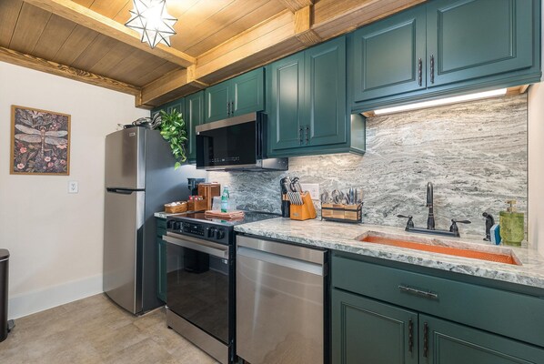 Kühlschrank, Mikrowelle, Ofen, Herdplatte