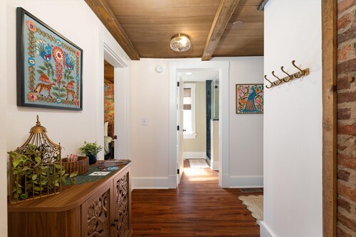 Jungalu: Lush Jungle Retreat Downtown