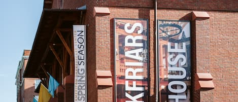 A brick building with signs for "American Shakespeare Center," "Blackfriars," and "Playhouse."
