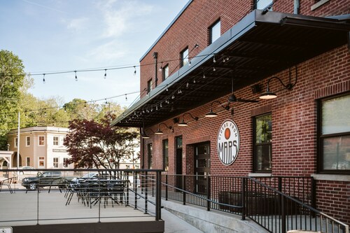 Jungalu: Lush Jungle Retreat Downtown