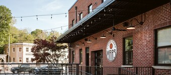 Jungalu: Lush Jungle Retreat Downtown