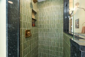 Een douche, een haardroger, handdoeken