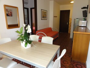 Apartment, 2 Schlafzimmer, Terrasse, Gartenblick | Wohnzimmer