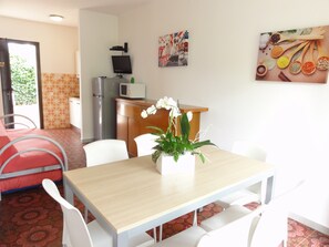 Leilighet, 2 soverom, terrasse, hageutsikt | Spisestue