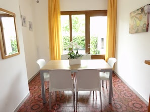 Apartment, 2 Schlafzimmer, Balkon, Gartenblick | Esszimmer