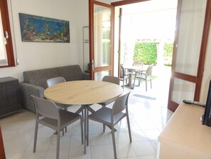 Villa, 2 chambres, patio, vue jardin | Salle à manger