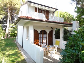 Villa, 2 hálószobával, teraszos udvar, kilátással a kertre | Kert