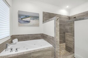 Dusche, Whirlpool, Haartrockner, Handtücher