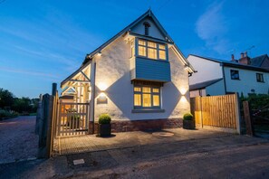 Exterior - Deluxe Wood Fired Hot Tub in our Cheshire Getaway (Tarvin)