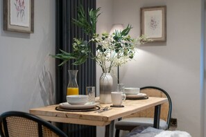 Dining - Deluxe Wood Fired Hot Tub in our Cheshire Getaway (Tarvin)