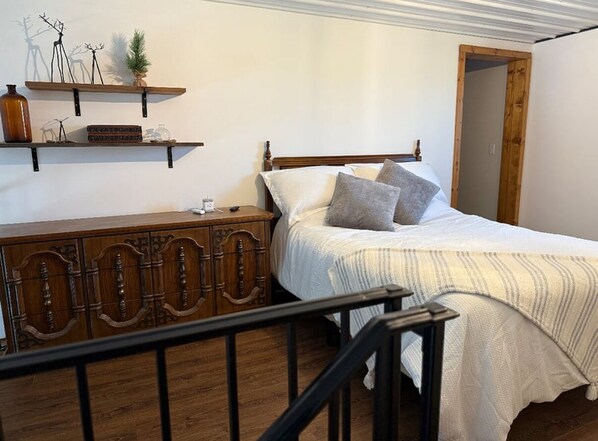 Tabla de planchar con plancha, wifi, ropa de cama