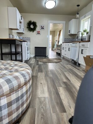 Een koelkast met diepvriezer, een microgolfoven, een oven, een kookplaat