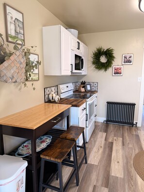 Full-sized fridge, microwave, oven, stovetop - Spring Bed and Breakfast  (Lewistown)