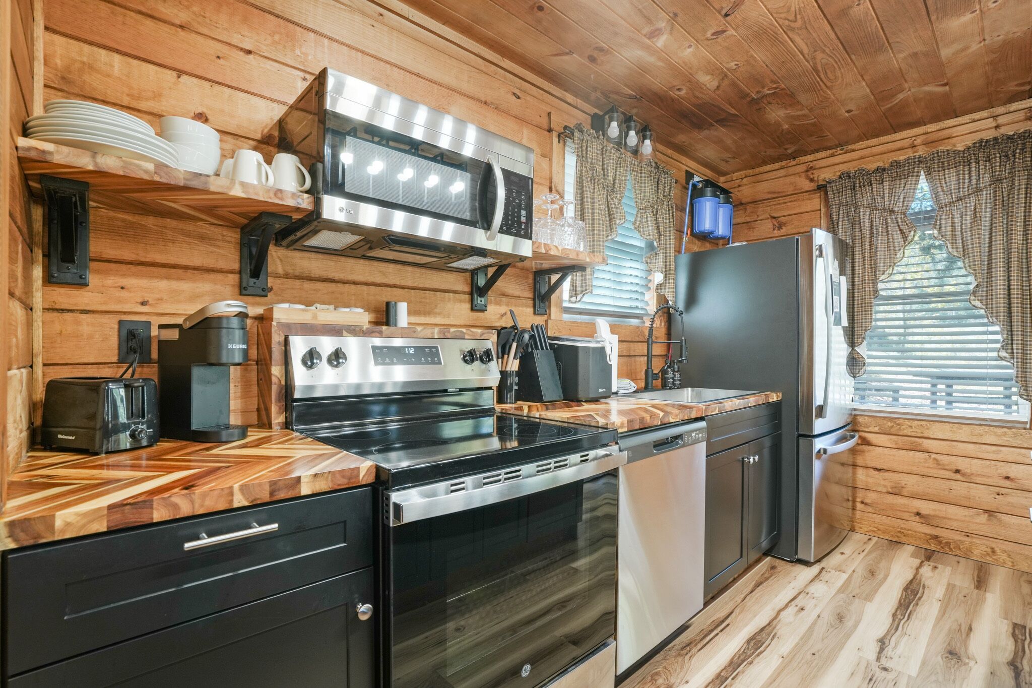 冷蔵庫、電子レンジ、オーブン、コンロ