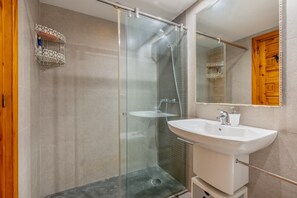 Shower, hair dryer, towels - Holiday Home 'El Tesorillo Andalúz' with Sea View, Wi-Fi and Air Conditioning (Almuñécar)