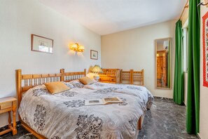 Iron/ironing board, WiFi, bed sheets - Holiday Home 'El Tesorillo Andalúz' with Sea View, Wi-Fi and Air Conditioning (Almuñécar)