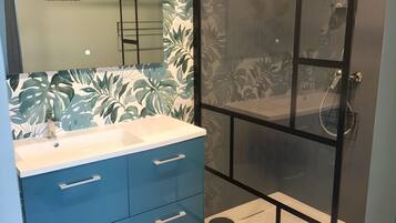 Een douche, een haardroger, handdoeken