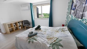1 slaapkamer, een bureau, een strijkplank/strijkijzer, wifi