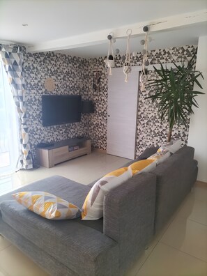 TV, DVD player - Gîte 'Gite Villarnoux' with Private Terrace, Wi-Fi and Air Conditioning (Bussières)