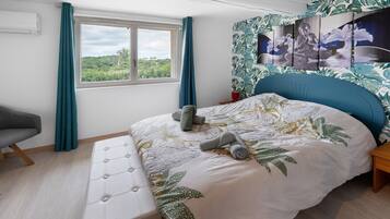 1 bedroom, desk, iron/ironing board, WiFi