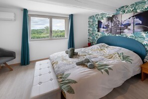 A bedroom with a bed, a window, a chair, and a wall with a floral pattern. - Gîte 'Gite Villarnoux' with Private Terrace, Wi-Fi and Air Conditioning (Bussières)