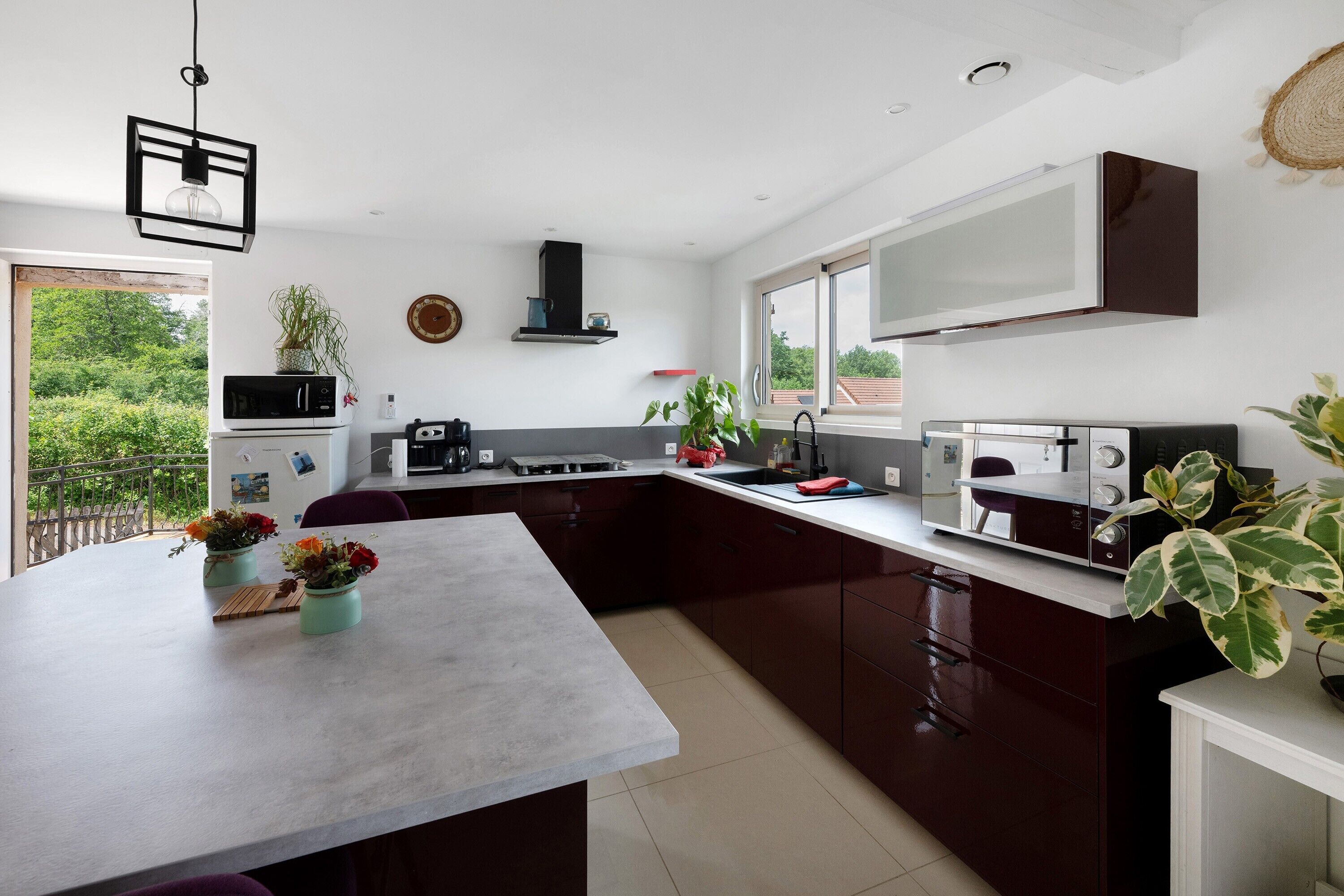 Geladeira, micro-ondas, fogão, cooktop