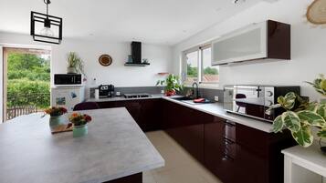 Geladeira, micro-ondas, fogão, cooktop