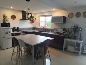 Fridge, microwave, oven, stovetop - Gîte 'Gite Villarnoux' with Private Terrace, Wi-Fi and Air Conditioning (Bussières)