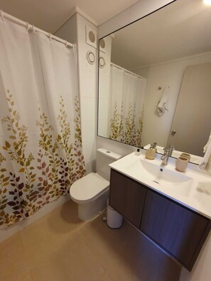 Serviettes fournies, savon, papier toilette