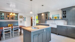 Mikroaaltouuni, uuni, liesi, kahvin-/teenkeitin