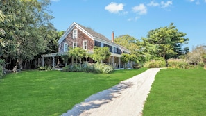 Exterior - Secluded, Charming Southampton estate with pool, gardens, and timeless... (Southampton)