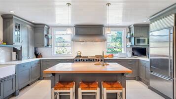 Microwave, oven, stovetop, coffee/tea maker