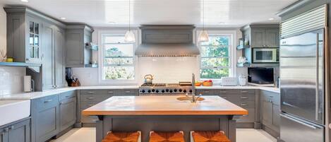 Mikrowelle, Ofen, Herdplatte, Wasserkocher mit Kaffee-/Teezubehör