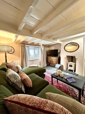 Smart-TV, peis, bøker og stereoanlegg